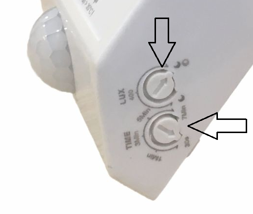 Đui đèn cảm biến có 2 nút chỉnh để cài đặt